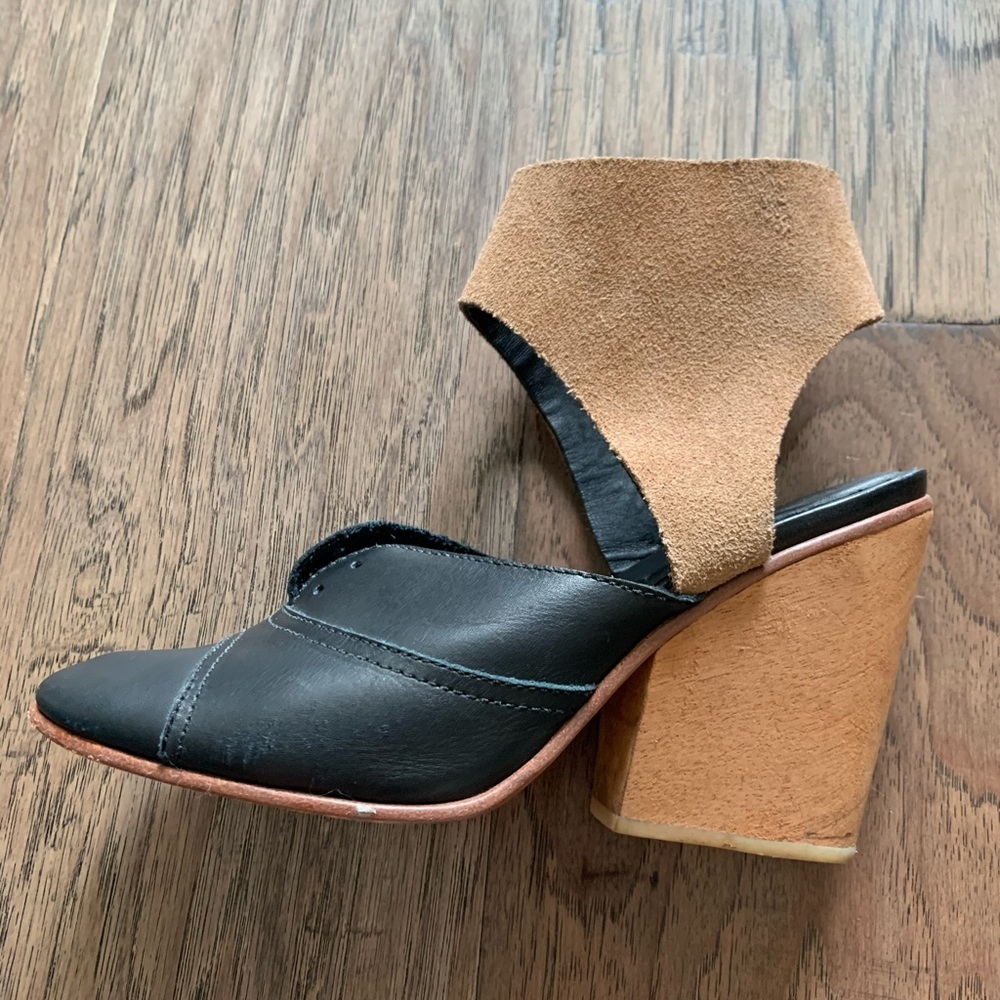A detacher leather and suede block heels